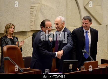 Der französische Präsident Francois Hollande grüßt (R) der israelische Präsident Schimon Peres nach seiner Rede in der Knesset, dem israelischen Parlament, in Jerusalem, Israel, November 18, 2013. UPI/Debbie Hill Stockfoto