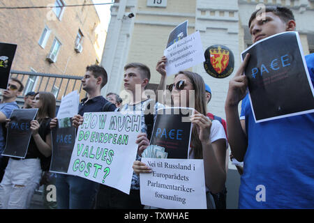 Kiew, Ukraine. 25. Juni 2019. Die Menschen halten Plakate hoch, während eines Protestes gegen russische Zurück zu das Tempo vor der Botschaft von Norwegen in Kiew, Ukraine, am 25. Juni 2019. Die ukrainischen Aktivisten Rallye außerhalb der Botschaften der Länder, die für Russlands Rückkehr auf die Parlamentarische Versammlung des Europarates (PACE) gestimmt. Die Ukraine am 25. Juni Zorn an seinen westlichen Partnern nach dem Gesetzgeber bei der Europarat vereinbart, damit russische Vertreter zurück nach fünf Jahren Abwesenheit dazu aufgefordert, die von der Moskauer Annexion der Krim. Credit: Serg Glovny/ZUMA Draht/Alamy leben Nachrichten Stockfoto