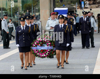 Mitglieder der Knesset guard tragen Kränze vor dem Sarg des verstorbenen ehemaligen israelischen Premierminister Ariel Sharon in der Knesset, des israelischen Parlaments, in Jerusalem, Israel, 12. Januar 2014. Sharon, ein umstrittener Führer, gestorben Samstag, acht Jahre nach einem Schlaganfall ihn in ein Koma. Er war 85 Jahre alt. UPI/Debbie Hill Stockfoto