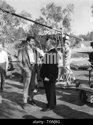 ANTHONY PERKINS und Regisseur Alfred Hitchcock auf Filmaufnahmen candid PSYCHO 1960 Roman Robert Bloch Shamley Productions/Paramount Pictures Stockfoto