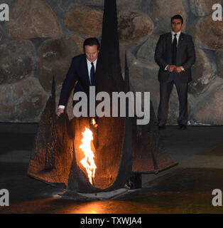 Der britische Premierminister David Cameron zündet die ewige Flamme in der "Halle der Erinnerung" an der Yad Vashem Holocaust Museum in Jerusalem, Israel, 12. März 2014. Die Trauerfeier geehrt, die sechs Millionen Juden, die unter den Nazis während des Zweiten Weltkriegs umgekommen Es ist Camerons erster Staatsbesuch in Israel und den Palästinensischen Gebieten.. UPI/Debbie Hill. Stockfoto