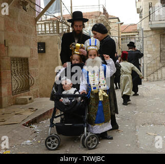 Ultra-orthodoxe jüdische Kinder tragen Kostüme auf das Fest Purim in Mea Shearim in Jerusalem, Israel, 17. März 2014. Die purim Urlaub erinnert an die Befreiung des jüdischen Volkes von Völkermord im alten Persien, wie sie im Buch Esther erzählt. UPI/Debbie Hügel. Stockfoto