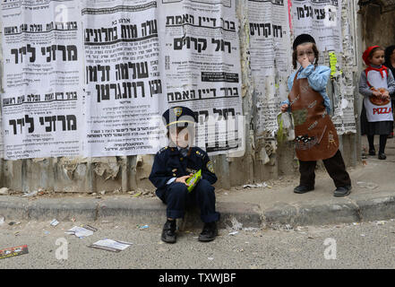 Ultra-orthodoxe jüdische Kinder tragen Kostüme auf das Fest Purim in Mea Shearim in Jerusalem, Israel, 17. März 2014. Die purim Urlaub erinnert an die Befreiung des jüdischen Volkes von Völkermord im alten Persien, wie sie im Buch Esther erzählt. UPI/Debbie Hügel. Stockfoto