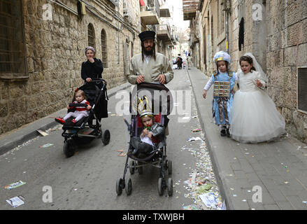 Ultra-orthodoxe jüdische Kinder tragen Kostüme auf das Fest Purim in Mea Shearim in Jerusalem, Israel, 17. März 2014. Die purim Urlaub erinnert an die Befreiung des jüdischen Volkes von Völkermord im alten Persien, wie sie im Buch Esther erzählt. UPI/Debbie Hügel. Stockfoto