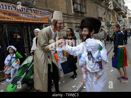 Ultra-orthodoxe Juden begrüßen sich am Fest Purim in Mea Shearim in Jerusalem, Israel, 17. März 2014. Die purim Urlaub erinnert an die Befreiung des jüdischen Volkes von Völkermord im alten Persien, wie sie im Buch Esther erzählt. UPI/Debbie Hügel. Stockfoto