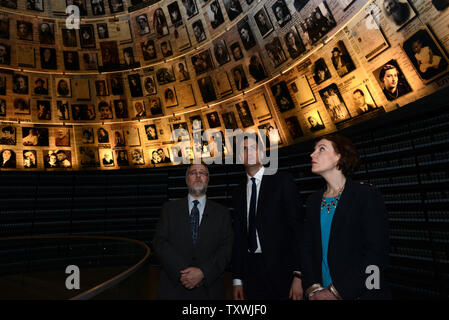 Britische Labour-Führer Ed Miliband und seiner Frau Justine besuchen Sie die Halle der Namen in Yad Vashem Holocaust Museum in Jerusalem, Israel, 10. April 2014. Miliband nahmen an einer Gedenkfeier, wo er die ewige Flamme zum Gedenken an die Opfer des Holocaust wieder angefacht. Es ist das Erste von einem dreitägigen Besuch in Israel und der Palästinensischen Autonomiebehörde. UPI/Debbie Hill Stockfoto