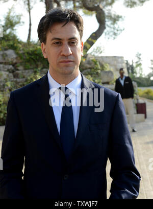 Britische Labour-Führer Ed Miliband besuchen Yad Vashem Holocaust Museum in Jerusalem, Israel, 10. April 2014. Miliband nahmen an einer Gedenkfeier, wo er die ewige Flamme zum Gedenken an die Opfer des Holocaust wieder angefacht. Es ist das Erste von einem dreitägigen Besuch in Israel und der Palästinensischen Autonomiebehörde. UPI/Debbie Hill Stockfoto