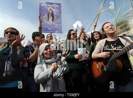 Palästinensische Christen aus dem Westjordanland singen Lieder während der jährlichen Palmsonntag Prozession auf dem Ölberg in Jerusalem, Israel, 13. April 2014. Lokale und internationale Christen ging den Pfad, wo Jesus Christus ein Esel in Jerusalem vor mehr als 2.000 Jahren ritt. Der Palmsonntag ist der Beginn der Heiligen Woche. UPI/Debbie Hill Stockfoto