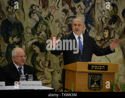 Der israelische Premierminister Benjamin Netanjahu gibt eine Rede bei einer Feier Toast für neu gewählte Präsident Reuven Rivlin in der Chagall Halle in der Knesset, das Parlament, in Jerusalem, Israel, 10. Juni 2014. Von der Likud-partei Rivlin beat Meir Sheetrit vom Hatnua Party im zweiten Wahlgang 10 Israels Präsident zu werden. Er wird Nachfolger von Präsident Shimon Peres. UPI/Debbie Hill Stockfoto