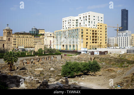 BEIRUT, LIBANON - ca. April 2019 Römische Ruinen vor Mohammad Al-Amin Moschee und Saint Georges Maronitischen & orthodoxen Kathedralen in der Innenstadt Stockfoto