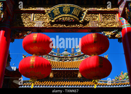 Traditionelle rote Laternen am Eingang von Kwan Tai Tempel in der Mitte von Yokohama Chinatown Stockfoto