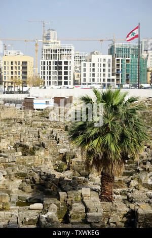 BEIRUT, LIBANON - ca. April 2019 Römische Ruinen vor Mohammad Al-Amin Moschee und Saint Georges Maronitischen & orthodoxen Kathedralen in der Innenstadt Stockfoto