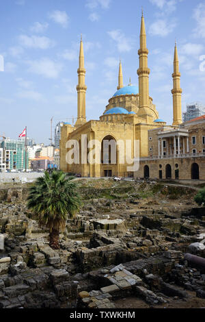 BEIRUT, LIBANON - ca. April 2019 Römische Ruinen vor Mohammad Al-Amin Moschee und Saint Georges Maronitischen & orthodoxen Kathedralen in der Innenstadt Stockfoto