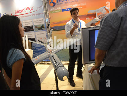 Ein Verkäufer steht durch ein Unmanned Aerial Vehicle (UAV) durch das Bluebird Aero Systeme, vom Militär und innere Sicherheit verwendet werden, die auf der dritten Konferenz Unmanned Aerial Vehicles in Flughafen außerhalb der Stadt Tel Aviv, Israel, 17. September 2014. UPI/Debbie Hill Stockfoto