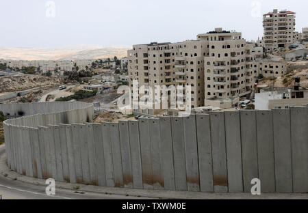 Ein Blick auf die Israelische Trennmauer in der Umgebung des Shuafat Flüchtlingslager in der West Bank, 28. September 2014. Der palästinensische Präsident Mahmoud Abbas beschuldigt Israel der amerikanischen Friedensinitiative durch Fortsetzung der Bau von Siedlungen zu scheitern, Beschlagnahme von Land, Haus Abrisse und Erstickung der Palästinenser durch Besetzung während der Verhandlungen in seiner Rede vor der UN-Generalversammlung am Freitag. UPI/Debbie Hill Stockfoto
