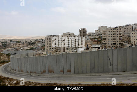 Ein Blick auf die Israelische Trennmauer in der Umgebung des Shuafat Flüchtlingslager in der West Bank, 28. September 2014. Der palästinensische Präsident Mahmoud Abbas beschuldigt Israel der amerikanischen Friedensinitiative durch Fortsetzung der Bau von Siedlungen zu scheitern, Beschlagnahme von Land, Haus Abrisse und Erstickung der Palästinenser durch Besetzung während der Verhandlungen in seiner Rede vor der UN-Generalversammlung am Freitag. UPI/Debbie Hill Stockfoto