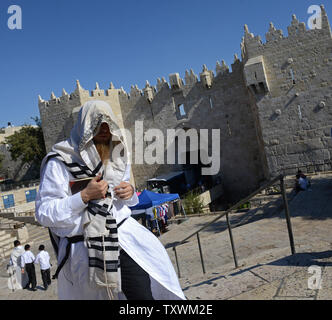 Eine ultra-orthodoxe Juden Spaziergänge außerhalb der Altstadt von Jerusalem an Yom Kippur, dem heiligsten Tag des jüdischen Jahres, 4. Oktober 2014. Israel kommt zum Stillstand für 25 Stunden am Yom Kippur als Juden Fasten und Beten am Versöhnungstag. UPI/Debbie Hill Stockfoto