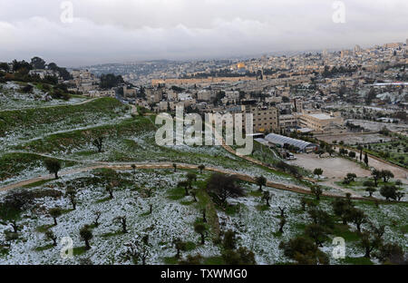 Schnee bedeckt den Boden auf dem Mt. der Oliven, mit der alten Stadt Jerusalem im Hintergrund zu sehen, während ein Wintersturm in Jerusalem, Israel, 8. Januar 2015. Ein schwerer Sturm trifft den Nahen Osten, während nur 5 cm oder 1 cm Schnee in Jerusalem fiel. UPI/Debbie Hill Stockfoto