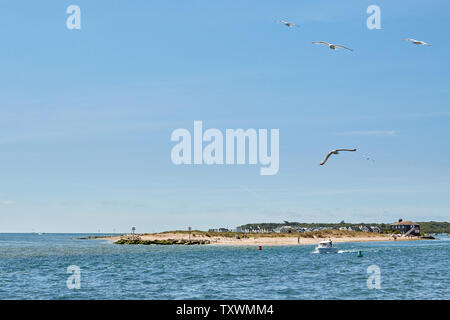 Hübsche weiße Sandbank bei Mudeford Spit (mudeford Strand) an einem Sommertag. Mudeford, Christchurch, Bournemout, Dorset (Den Solent/Englisch Kanal) Stockfoto