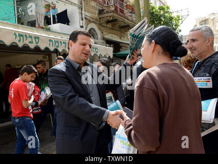 Israelischen arabischen Ayman Odeh, Leiter der arabischen Parteien gemeinsame Liste, Kampagnen in seiner Heimatstadt Haifa, Israel, 28. Februar 2015. Israelische Umfragen zeigen, dass die arabischen Parteien gemeinsame Liste in der dritten in der bevorstehenden Wahlen in Israel am 17. März kommen könnte. Foto von Debbie Hill/UPI Stockfoto