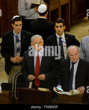 Der israelische Premierminister Benjamin Netanjahu besucht die Lesung des Buches Esther auf der jüdische Feiertag Purim auf der Großen Synagoge in Jerusalem, Israel, 5. März 2015. Das Festival von Purim erinnert an die Rettung der Juden aus Völkermord im alten Persien. Netanjahu sagte: 'Wir haben keine Purim feiern jedes Jahr für nichts. Mit dem Lesen der Megilla, wir bekunden unsere Entschlossenheit, die, die gegen uns in jeder Generation zu überwinden." Foto von Debbie Hill/UPI Stockfoto