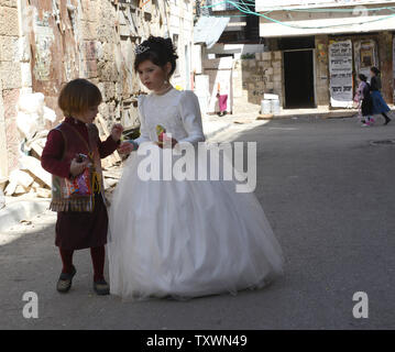 Eine ultra-orthodoxe jüdische Mädchen trägt ein Hochzeitskleid auf der Purim Urlaub in Mea Shearim in Jerusalem, Israel, 6. März 2015. Das Festival von Purim erinnert an die Rettung der Juden aus Völkermord im alten Persien. Foto von Debbie Hill/UPI Stockfoto