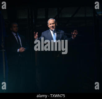 Der israelische Premierminister Benjamin Netanjahu, der Vorsitzende der Likud-partei, spricht auf eine Masse rechtsextreme Kundgebung in Rabin Platz in Tel Aviv, Israel, 15. März 2015. Zehntausende von rechten Israelis sammelten in Unterstützung von Ministerpräsident Netanjahu. Israelische Kopf zu den Abstimmungen am 17. März in den Parlamentswahlen stimmen. Foto von Debbie Hill/UPI Stockfoto