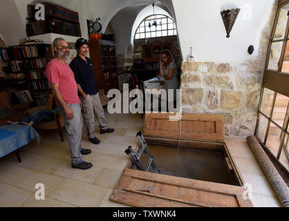 Tal, der Besitzer des Hauses, steht in der Nähe eine hölzerne Tür, die in eine 2.000 Jahre alte Mikwe, jüdische Ritualbad, die unter seinem Wohnzimmer in Ein Kerem Viertel von Jerusalem, Israel entdeckt wurde, während der Renovierungsarbeiten, 1. Juli 2015 führt. Die Israelischen Inhaber der privaten Haus entdeckt ein paar Türen aus Holz unter einer Decke, die zu den alten rituellen Bad geführt. Archäologe sagen die Entdeckung wichtig ist, da Ein Kerem betrachtet ist ein Ort der Heiligen zum Christentum, wo nach dem Neuen Testament, Johannes der Täufer geboren wurde und wo er seine schwangere Mutter Elizabeth, Maria, Mutter der JES-met Stockfoto