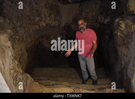 Tal, der Besitzer des Hauses, steht in einem 2.000 Jahre alten Mikwe, jüdische Ritualbad, die unter seinem Wohnzimmer in Ein Kerem Viertel von Jerusalem, Israel entdeckt wurde, während der Renovierungsarbeiten, 1. Juli 2015. Die Israelischen Inhaber der privaten Haus entdeckt ein paar Türen aus Holz unter einer Decke, die zu den alten rituellen Bad geführt. Archäologe sagen die Entdeckung wichtig ist, da Ein Kerem betrachtet ist ein Ort der Heiligen zum Christentum, wo nach dem Neuen Testament, Johannes der Täufer geboren wurde und wo er seine schwangere Mutter Elizabeth, Maria, die Mutter Jesu. Die Entdeckung des ritua Stockfoto