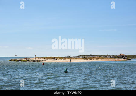 Hübsche weiße Sandbank bei Mudeford Spit (mudeford Strand) an einem Sommertag. Mudeford, Christchurch, Bournemout, Dorset (Den Solent/Englisch Kanal) Stockfoto