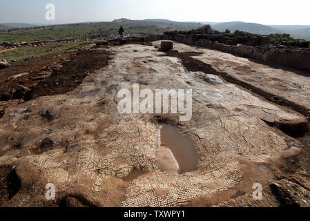 Eine Übersicht der Teil einer 1,5000 Jahr alten byzantinischen Kloster von 500 CE, ausgegraben, die von den israelischen Antiquities Authority in Rosh Ha-Ayin, in der Nähe von Tel Aviv, Israel, 30. Dezember 2015. Das Kloster wurde entdeckt, weil Archäologen müssen alle neuen Baustellen und eine neue Nachbarschaft wird in der Region prüfen. Das Kloster eine Kirche untergebracht, eine Ölpresse, Wohnquartiere für ca. 30 Personen und Stallungen. Es ist eine griechische Inschrift in bunten Mosaiken, die lautet: "Dieser Ort unter Theodosius der Priester gebaut wurde. Der Friede sei mit dir, wenn du kommst, und Frieden mit Ihnen, wenn Sie gehen, Amen. Stockfoto