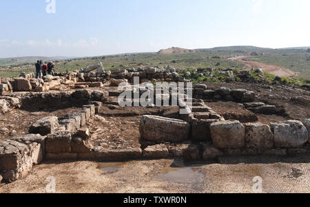 Eine Übersicht der Teil einer 1,5000 Jahr alten byzantinischen Kloster von 500 CE, ausgegraben, die von den israelischen Antiquities Authority in Rosh Ha-Ayin, in der Nähe von Tel Aviv, Israel, 30. Dezember 2015. Das Kloster wurde entdeckt, weil Archäologen müssen alle neuen Baustellen und eine neue Nachbarschaft wird in der Region prüfen. Das Kloster eine Kirche untergebracht, eine Ölpresse, Wohnquartiere für ca. 30 Personen und Stallungen. Es ist eine griechische Inschrift in bunten Mosaiken, die lautet: "Dieser Ort unter Theodosius der Priester gebaut wurde. Der Friede sei mit dir, wenn du kommst, und Frieden mit Ihnen, wenn Sie gehen, Amen. Stockfoto