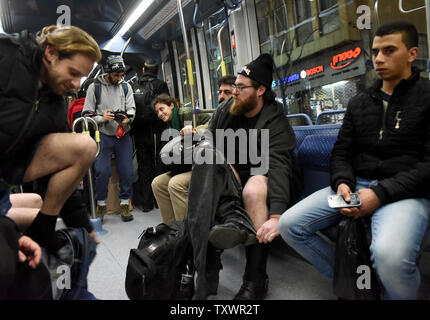 Israelis Fahrt mit der Light Rail Bahn ohne Hosen auf 'No Pants Day" in Jerusalem, Israel, 10. Januar 2016. Foto von Debbie Hill/UPI Stockfoto