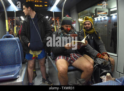 Israelis Fahrt mit der Light Rail Bahn ohne Hosen auf 'No Pants Day" in Jerusalem, Israel, 10. Januar 2016. Foto von Debbie Hill/UPI Stockfoto