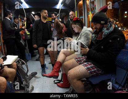 Israelis Fahrt mit der Light Rail Bahn ohne Hosen auf 'No Pants Day" in Jerusalem, Israel, 10. Januar 2016. Foto von Debbie Hill/UPI Stockfoto