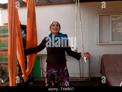 Ein israelischer Siedler steht vor ihrem Haus in der Israelischen illegale Ansiedlung outpost Esh Kodesh in der West Bank, 11. Januar 2016. Foto von Debbie Hill/UPI Stockfoto