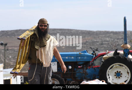 Ein israelischer Siedler führt eine Leiter in den Israelischen illegale Ansiedlung outpost Esh Kodesh in der West Bank, 11. Januar 2016. Foto von Debbie Hill/UPI Stockfoto