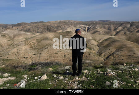 Ein israelischer Mann sieht die Ansicht des Wadi Kelt aus dem Nofei Prat jüdischen Siedlungen in der West Bank, 1. Februar 2016. Nofei Prat ist eine von den israelischen Siedlungen bietet Zimmer zur Vermietung an Touristen auf der internationalen Privatfreigabe und Vermietung site AirBNB. Die Palästinensische Behörde und die Mitglieder des BDS, Boykott Israel Bewegung sagen bietet Ferienhäuser in jüdische Wohnungen im besetzten Westjordanland verstößt gegen das Völkerrecht. Foto von Debbie Hill/UPI Stockfoto