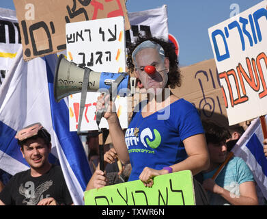 Ein israelischer Demonstrant trägt eine Maske mit einem Porträt von Premierminister Benjamin Netanjahu mit einem Clown Nase während des einen Protest gegen das Erdgas beschäftigen, die die US-Firma Noble Energie, ausserhalb des Obersten Gerichtshofes in Jerusalem, Israel, 14. Februar 2016 enthält. Netanjahu hat einen noch nie da gewesenen Auftritt in der Oberste Gerichtshof seine Erdgas Politik zu verteidigen Nach fünf Petitionen gegen sie durch Parteien, die sagen, daß er seine Macht verwendet, um die Einwände der Kartellbehörde seiner wirtschaftlichen Verbündeten zu erfüllen und die Unternehmen dafür zu umgehen eingeordnet wurden. Foto von Debbie Hill/UPI Stockfoto