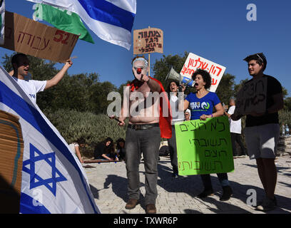 Ein israelischer Demonstrant trägt eine Maske mit einem Porträt von Premierminister Benjamin Netanjahu mit einem Clown Nase während des einen Protest gegen das Erdgas beschäftigen, die die US-Firma Noble Energie, ausserhalb des Obersten Gerichtshofes in Jerusalem, Israel, 14. Februar 2016 enthält. Netanjahu hat einen noch nie da gewesenen Auftritt in der Oberste Gerichtshof seine Erdgas Politik zu verteidigen Nach fünf Petitionen gegen sie durch Parteien, die sagen, daß er seine Macht verwendet, um die Einwände der Kartellbehörde seiner wirtschaftlichen Verbündeten zu erfüllen und die Unternehmen dafür zu umgehen eingeordnet wurden. Foto von Debbie Hill/UPI Stockfoto