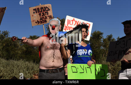 Ein israelischer Demonstrant trägt eine Maske mit einem Porträt von Premierminister Benjamin Netanjahu mit einem Clown Nase während des einen Protest gegen das Erdgas beschäftigen, die die US-Firma Noble Energie, ausserhalb des Obersten Gerichtshofes in Jerusalem, Israel, 14. Februar 2016 enthält. Netanjahu hat einen noch nie da gewesenen Auftritt in der Oberste Gerichtshof seine Erdgas Politik zu verteidigen Nach fünf Petitionen gegen sie durch Parteien, die sagen, daß er seine Macht verwendet, um die Einwände der Kartellbehörde seiner wirtschaftlichen Verbündeten zu erfüllen und die Unternehmen dafür zu umgehen eingeordnet wurden. Foto von Debbie Hill/UPI Stockfoto