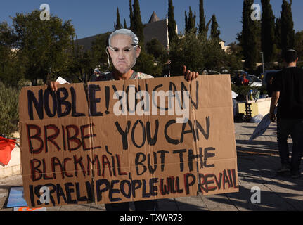 Ein israelischer Demonstrant trägt eine Maske mit einem Porträt von Premierminister Benjamin Netanjahu hält ein Schild gegen Noble Energie während eines Protestes gegen eine Erdgas beschäftigen, die die US-Firma Noble Energie, ausserhalb des Obersten Gerichtshofes in Jerusalem, Israel, 14. Februar 2016 enthält. Netanjahu hat einen noch nie da gewesenen Auftritt in der Oberste Gerichtshof seine Erdgas Politik zu verteidigen Nach fünf Petitionen gegen sie durch Parteien, die sagen, daß er seine Macht verwendet, um die Einwände der Kartellbehörde seiner wirtschaftlichen Verbündeten zu erfüllen und die Unternehmen dafür zu umgehen eingeordnet wurden. Foto von Debbie Hill/UPI Stockfoto