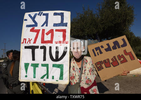 Ein israelischer Demonstrant trägt eine Maske mit einem Porträt von Premierminister Benjamin Netanjahu hält ein Schild mit der Aufschrift "Netanjahu ins Gefängnis gehen sollte" bei einem Protest gegen eine Erdgas beschäftigen, die die US-Firma Noble Energie, ausserhalb des Obersten Gerichtshofes in Jerusalem, Israel, 14. Februar 2016 enthält. Netanjahu hat einen noch nie da gewesenen Auftritt in der Oberste Gerichtshof seine Erdgas Politik zu verteidigen Nach fünf Petitionen gegen sie durch Parteien, die sagen, daß er seine Macht verwendet, um die Einwände der Kartellbehörde seiner wirtschaftlichen Verbündeten zu erfüllen und die Unternehmen dafür zu umgehen eingeordnet wurden. Foto von Debbie Hil Stockfoto