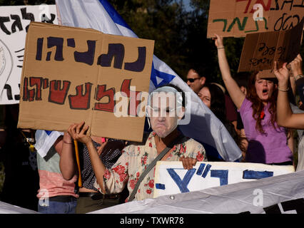 Ein israelischer Demonstrant trägt eine Maske mit einem Porträt von Premierminister Benjamin Netanjahu hält ein Schild mit der Aufschrift "Netanjahu ins Gefängnis gehen sollte" bei einem Protest gegen eine Erdgas beschäftigen, die die US-Firma Noble Energie, ausserhalb des Obersten Gerichtshofes in Jerusalem, Israel, 14. Februar 2016 enthält. Netanjahu hat einen noch nie da gewesenen Auftritt in der Oberste Gerichtshof seine Erdgas Politik zu verteidigen Nach fünf Petitionen gegen sie durch Parteien, die sagen, daß er seine Macht verwendet, um die Einwände der Kartellbehörde seiner wirtschaftlichen Verbündeten zu erfüllen und die Unternehmen dafür zu umgehen eingeordnet wurden. Foto von Debbie Hil Stockfoto