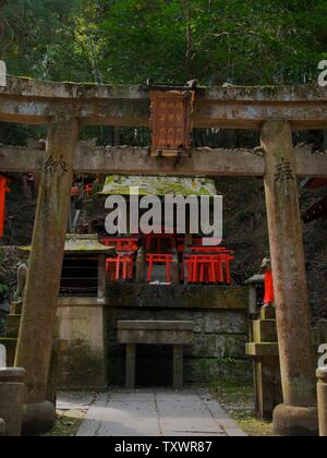 Kleine rote Torii Tor in Fushimi Inari Taisha Shrine, Es ist das beliebteste Wahrzeichen von Kyoto, Japan. Stockfoto