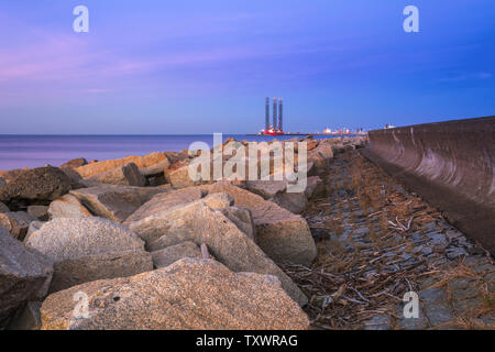 Einen felsigen Wellenbrecher mit Blick auf die North Harbour, in der Nähe des Strandes an der Westerplatte in Danzig, Polen Stockfoto