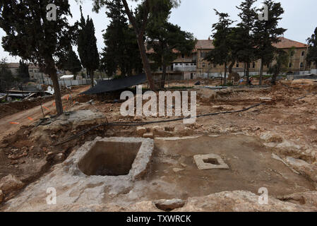 Ein Überblick ist einer 1,6000 Jahre alten Weingut aus der römischen und byzantinischen Periode, die kürzlich von der israelischen Antiquities Authority in der Schneller Verbindung in Jerusalem, Israel, 2. März 2016 aufgedeckt wurde. Die Weinkellerei wurde vor dem Bau von Wohngebäuden für die ultra-orthodoxe jüdische Bevölkerung entdeckt. Archäologen glauben, dass das Weingut der Bewohner in einem großen Herrenhaus in einem ländlichen Immobilien serviert. Ein Badehaus war auch neben dem Weingut gefunden, mit Terra Cotta Rohrleitungen verwendet das Badehaus zu erwärmen. Mehrere Ziegel wurden an das Badehaus, die mit dem Stempel wurden gefunden Stockfoto