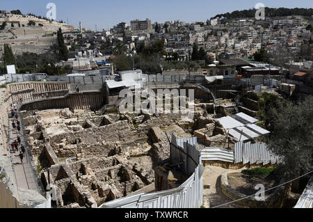 Eine Übersicht zeigt Ausgrabungen in der Givati Brigade Parkplatz in der Stadt Davids, wo eine seltene 2,5000 Jahr alte Dichtung der Name einer Frau' Elihana bat Gael' Lager von der Israel Antiquities Authority in Ost Jerusalem, Israel, 7. März 2016 entdeckt wurde. Nach Angaben von Archäologen, die Besitzerin der Dichtung war außergewöhnlich im Vergleich zu anderen Frauen von der Zeit des Ersten Tempels, da die Dichtung beweist sie hatte rechtlichen Status, der ihr erlaubt, Geschäft zu leiten und Eigentum besitzen. Die Dichtung ist von semi-Precious stone und ist in hebräischen Buchstaben geschrieben. Die Dichtung wurde in einem der La gefunden Stockfoto