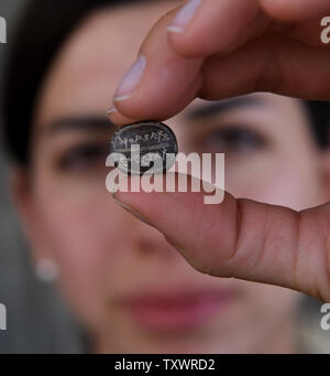 Archäologe und Direktor Salome Cohen hält eine seltene 2,5000 Jahr alte Dichtung der Name einer Frau' Elihana bat Gael', die von der Israel Antiquities Authority, die bei Ausgrabungen in der Stadt Davids in Ost Jerusalem, Israel, 7. März 2016 entdeckt wurde. Nach Angaben von Archäologen, die Besitzerin der Dichtung war außergewöhnlich im Vergleich zu anderen Frauen von der Zeit des Ersten Tempels, da die Dichtung beweist sie hatte rechtlichen Status, der ihr erlaubt, Geschäft zu leiten und Eigentum besitzen. Die Dichtung ist von semi-Precious stone und ist in hebräischen Buchstaben geschrieben. Die Dichtung wurde in einem gefunden Stockfoto