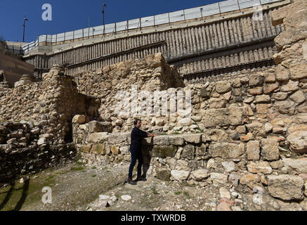 Archäologe und Direktor Yana Tchekhanovets zeigt den Standort an, eine seltene 2,5000 Jahr alte Dichtung der Name einer Frau' Elihana bat Gael' Lager von der Israel Antiquities Authority, die bei Ausgrabungen in der Stadt Davids in Ost Jerusalem, Israel, 7. März 2016 entdeckt wurde. Nach Angaben von Archäologen, die Besitzerin der Dichtung war außergewöhnlich im Vergleich zu anderen Frauen von der Zeit des Ersten Tempels, da die Dichtung beweist sie hatte rechtlichen Status, der ihr erlaubt, Geschäft zu leiten und Eigentum besitzen. Die Dichtung ist von semi-Precious stone und ist in hebräischen Buchstaben geschrieben. Die Dichtung Stockfoto